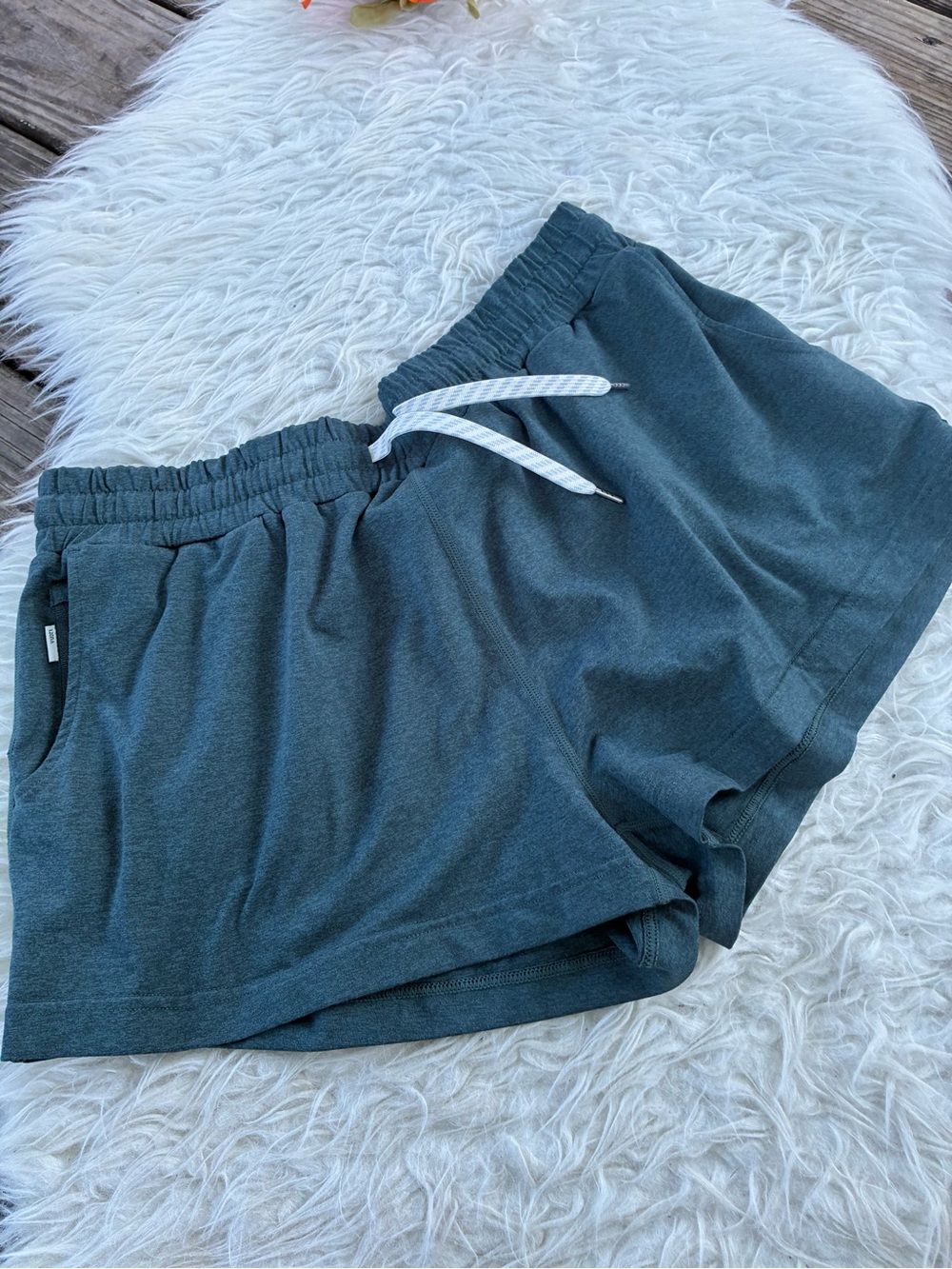 🌺LIKE NEW CONDITION VUORI halo performance shorts 🌺 - Picture 2 of 7